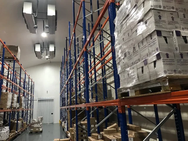 Pasillo de cámara fría con producto paletizado